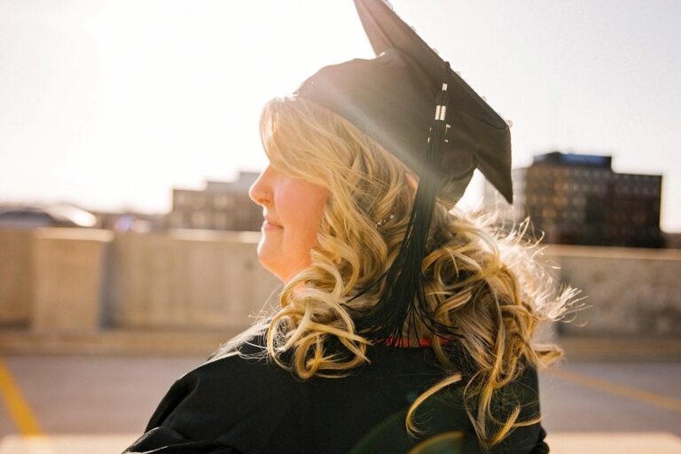 The Pros and Cons of Getting a Marketing Degree