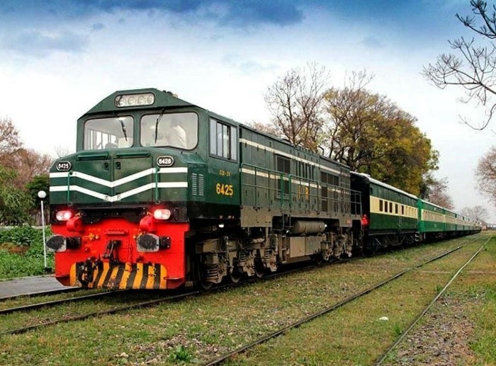 Train Options for Traveling from Karachi to Lahore