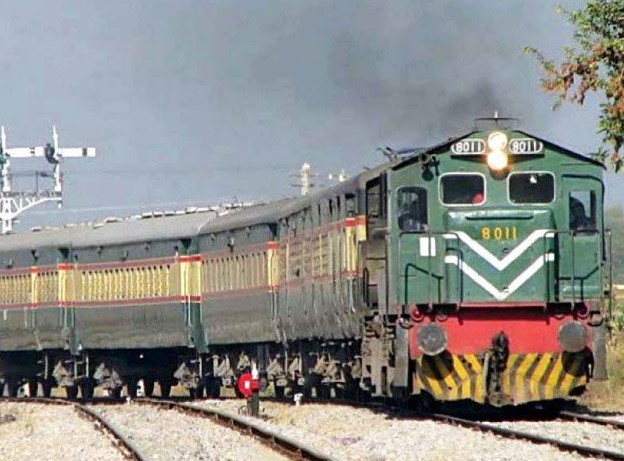 Train Stops and Facilities on the Karachi-Lahore Route