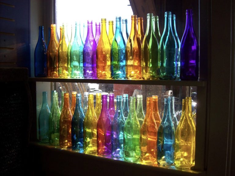 Colorful Concoctions: How Custom Colored Glass Bottles Influence Essential Oil Brands